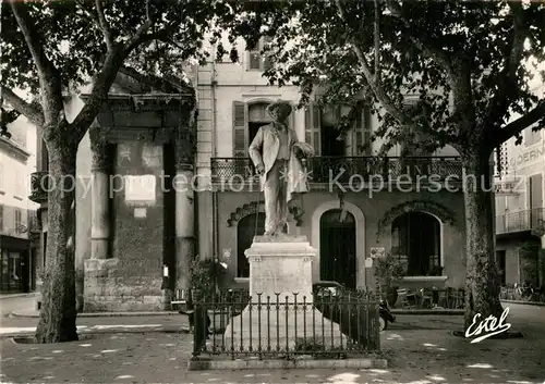 AK / Ansichtskarte Arles Bouches du Rhone La Place du Forum et la Statue de Frederic Mistral Kat. Arles