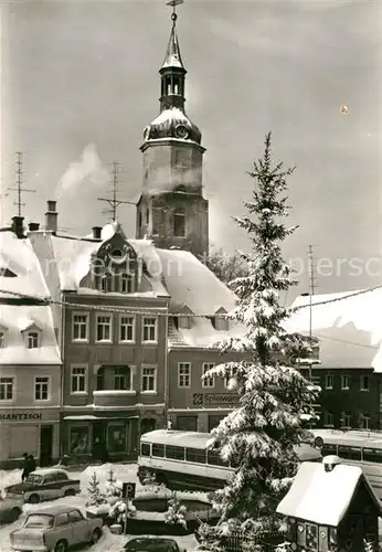 AK / Ansichtskarte Pulsnitz Sachsen Marktplatz Kirchturm im Winter Kat. Pulsnitz