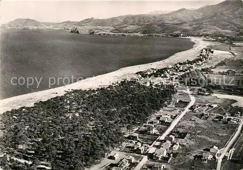 AK / Ansichtskarte Argeles sur Mer La Plage Le Racou et les Montagnes vers la Frontiere Espagnole vue aerienne Kat. Argeles sur Mer