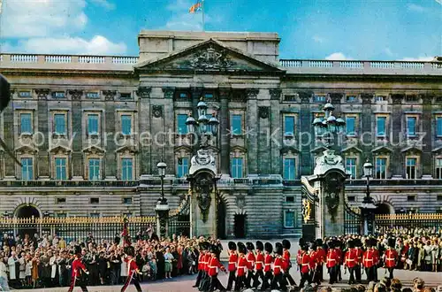 AK / Ansichtskarte Leibgarde Wache Queen s Guard leaving Buckingham Palace London  Kat. Polizei