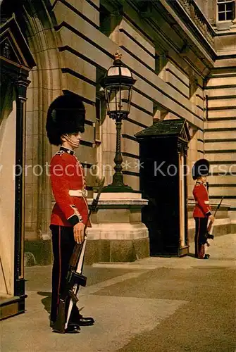 AK / Ansichtskarte Leibgarde Wache London Queen s Guard Buckingham Palace  Kat. Polizei
