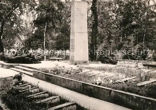 AK / Ansichtskarte Warschau Masowien Militaerfriedof Denkmal Kat. Warschau