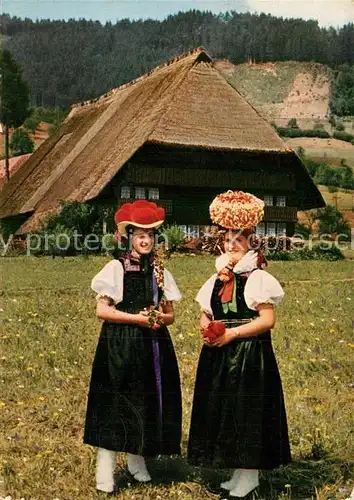 AK / Ansichtskarte Trachten Schwarzwald Gutach Reichenbach Bollenhut Schaeppel Vogtsbauernhof  Kat. Trachten