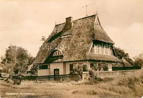 AK / Ansichtskarte Ahrenshoop Ostseebad Reetdachhaus Kat. Ahrenshoop