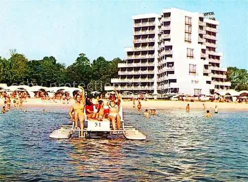 AK / Ansichtskarte Albena Seebad Hotel am Strand Tretboot Kat. Bulgarien