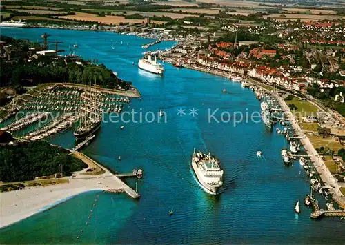 AK / Ansichtskarte Travemuende Ostseebad Fliegeraufnahme Hafen / Luebeck /