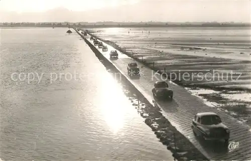 AK / Ansichtskarte Ile de Noirmoutier Passage du Gois au soleil couchant Kat. Noirmoutier en l Ile