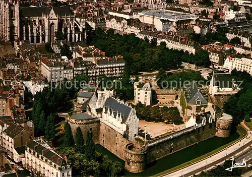 AK / Ansichtskarte Nantes Loire Atlantique Chateau des Ducs de Bretagne et la Cathedrale vue aerienne Kat. Nantes