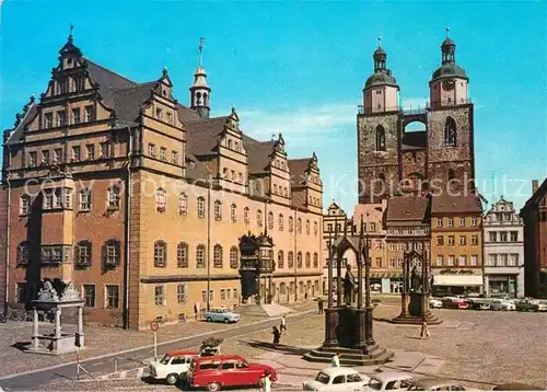 AK / Ansichtskarte Wittenberg Lutherstadt Markt mit Rathaus Blick zur Stadtkirche Lutherdenkmal Melanchthondenkmal Kat. Wittenberg