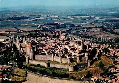 AK / Ansichtskarte Carcassonne Vue aerienne Cite Medievale Au fond la Chaine des Pyrenees Kat. Carcassonne