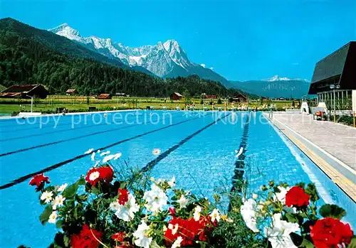 AK / Ansichtskarte Garmisch Partenkirchen Alpspitz Wellenbad mit Zugspitzgruppe Kat. Garmisch Partenkirchen