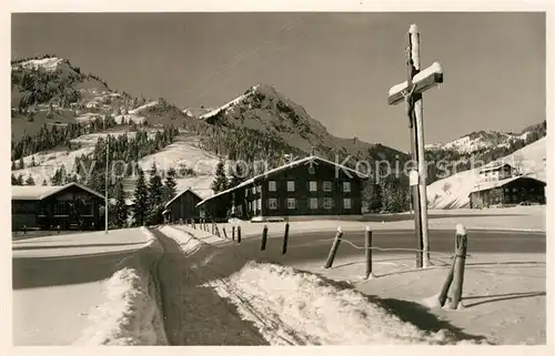 AK / Ansichtskarte Unterjoch Teilansicht mit Wegekreuz Kat. Bad Hindelang