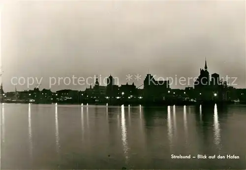 AK / Ansichtskarte Stralsund Mecklenburg Vorpommern Blick auf den Hafen bei Nacht Kat. Stralsund