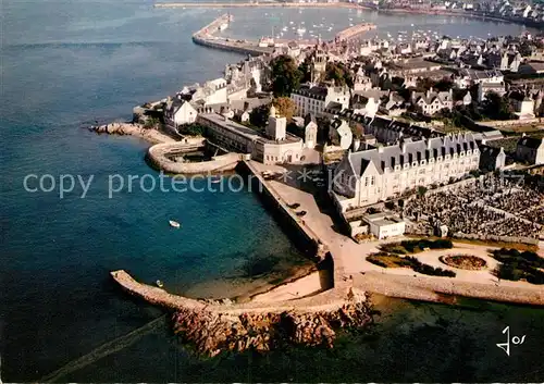 AK / Ansichtskarte Roscoff Vue d ensemble sur la ville et l Institut Oceanographique vue aerienne Kat. Roscoff