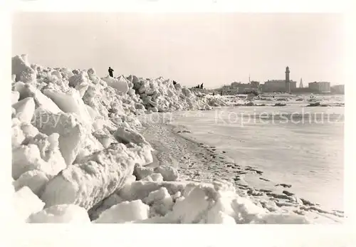 AK / Ansichtskarte Warnemuende Ostseebad im tiefsten Winter Leuchtturm Kat. Rostock