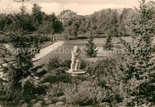 AK / Ansichtskarte Bad Klosterlausnitz Kurpark Statue Blick zum HO Hotel Kat. Bad Klosterlausnitz