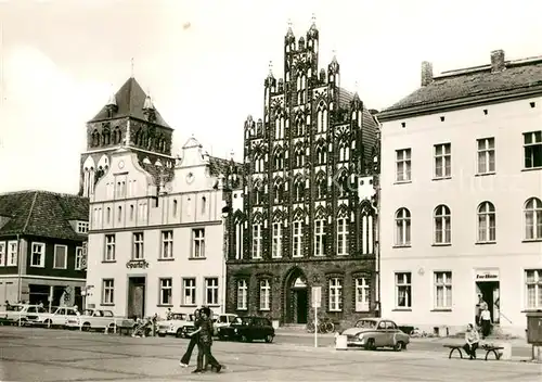 AK / Ansichtskarte Greifswald Platz der Freundschaft Historische Gebaeude Giebelhaus