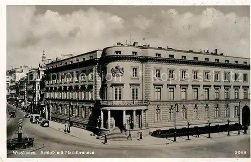 AK / Ansichtskarte Wiesbaden Schloss mit Marktbrunnen Kat. Wiesbaden