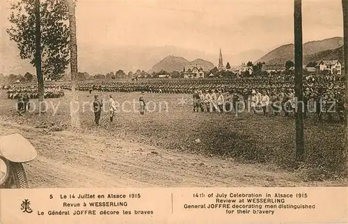 AK / Ansichtskarte Wesserling Husseren Le 14 Juillet en Alsace 1915 General Joffre decore les braves Kat. Husseren Wesserling
