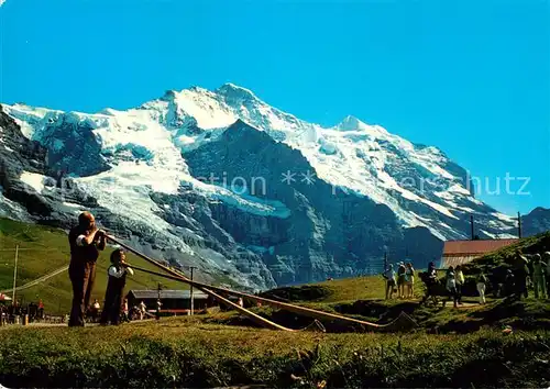 AK / Ansichtskarte Alphorn Alphornblaeser Kleine Scheidegg Jungfrau Kat. Musik