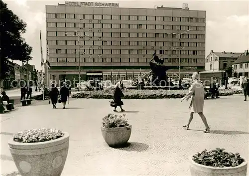 AK / Ansichtskarte Schwerin Mecklenburg Hotel Stadt Schwerin Brunnen Kat. Schwerin