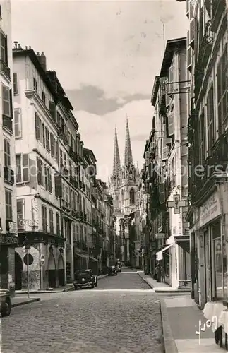 AK / Ansichtskarte Bayonne Pyrenees Atlantiques Rue du Port Neuf et la Cathedrale Kat. Bayonne