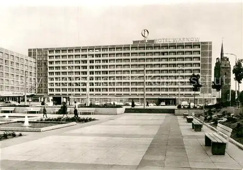 AK / Ansichtskarte Rostock Mecklenburg Vorpommern Interhotel Warnow mit Kroepeliner Tor Kat. Rostock