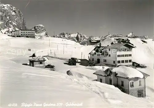 AK / Ansichtskarte Passo Gardena Dolomiten Rifugio Berghaus Groednerjoch Alpenpass Winterpanorama
