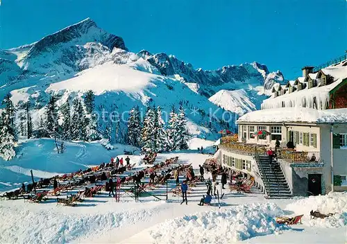 AK / Ansichtskarte Kreuzeckhaus gegen Alpspitze und Zugspitze Wintersportplatz Alpen Kat. Garmisch Partenkirchen