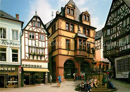 AK / Ansichtskarte Bernkastel Kues Markt mit Rathaus Brunnen Fachwerkhaeuser Altstadt Malerischer Weinort an der Mosel Kat. Bernkastel Kues