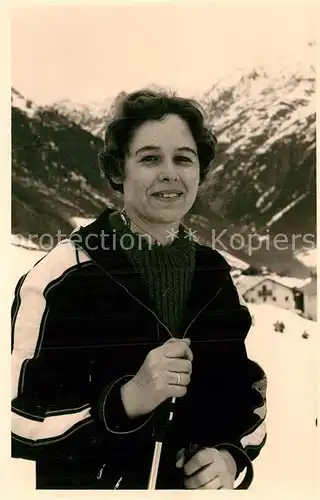 AK / Ansichtskarte Soelden oetztal Skifahrerin Kat. Soelden