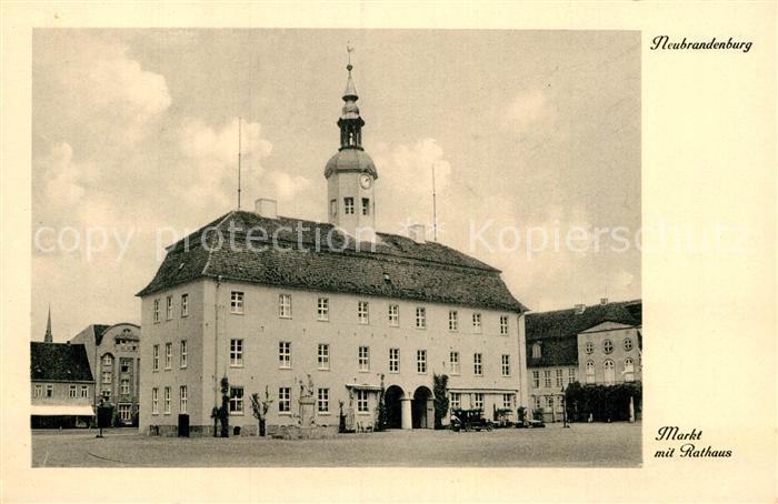 AK / Ansichtskarte Neubrandenburg Markt mit Rathaus Kat. Neubrandenburg