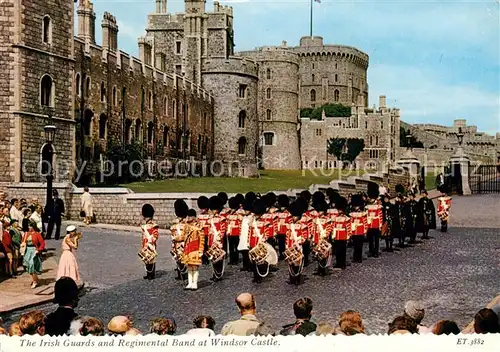 AK / Ansichtskarte Windsor Berkshire The Irish Guards and Regimental Band at Windsor Castle Kat. Windsor and Maidenhead