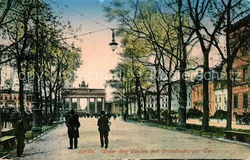 AK / Ansichtskarte Berlin Unter den Linden mit Brandenburger Tor Kat. Berlin