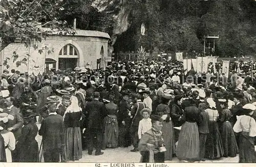 AK / Ansichtskarte Lourdes Hautes Pyrenees La Grotte Kat. Lourdes