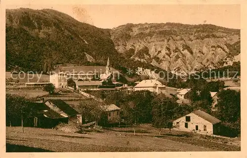 AK / Ansichtskarte Notre Dame du Laus Vue generale avec l Eglise et Montagnes Kat. Saint Etienne le Laus