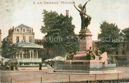 AK / Ansichtskarte Vichy Allier Place de la Republique Monument Statue Kat. Vichy