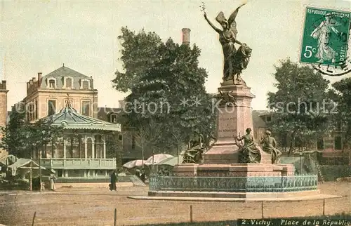 AK / Ansichtskarte Vichy Allier Place de la Republique Monument Statue Kat. Vichy