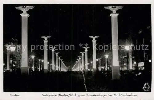 AK / Ansichtskarte Berlin Unter den Linden Blick zum Brandenburger Tor bei Nacht Kat. Berlin