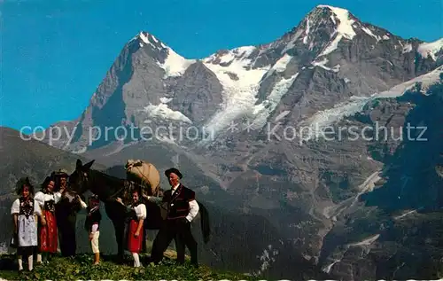 AK / Ansichtskarte Trachten Schweiz Trachtenfamilie Maultier Eiger Moench  Kat. Trachten