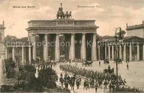 AK / Ansichtskarte Berlin Brandenburger Tor Pferdekutsche Kat. Berlin