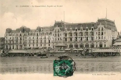 AK / Ansichtskarte Cabourg Grand Hotel facade sur la mer Plage Kat. Cabourg