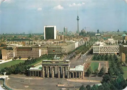 AK / Ansichtskarte Berlin Brandenburger Tor mit Blick auf Ost Berlin Kat. Berlin
