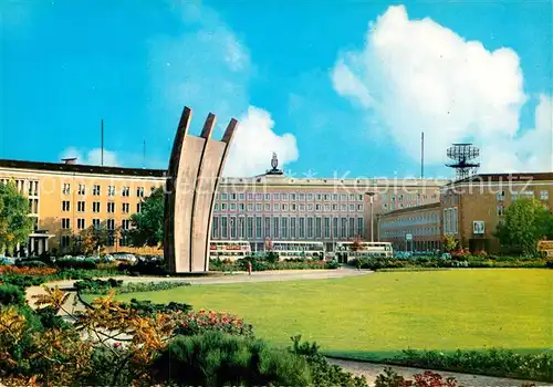 AK / Ansichtskarte Berlin Flughafen Tempelhof Platz der Luftbruecke mit Luftbrueckendenkmal Kat. Berlin