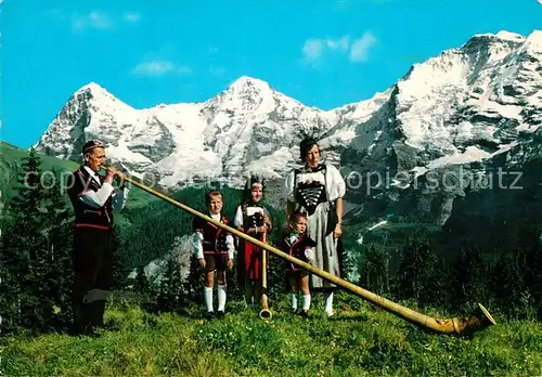 AK / Ansichtskarte Alphorn Alphornblaeser Trachten Eiger Moench Jungfrau Kat. Musik