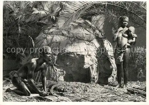 AK / Ansichtskarte Typen Afrika uebersee Museum Bremen Pygmaeenfamilie Huette