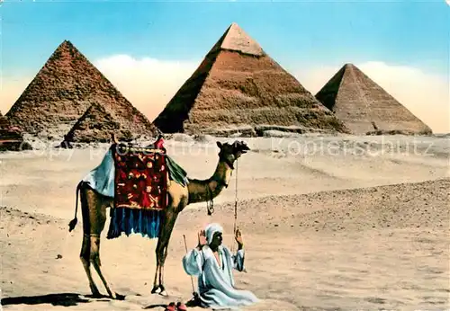 AK / Ansichtskarte Kamele Prayer Pyramids Giza Egypt Kat. Tiere