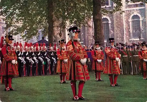 AK / Ansichtskarte London Tower of London Yeoman Warders on parade at the installation of a Constable Kat. City of London