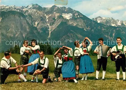 AK / Ansichtskarte Trachten Tirol Brauchtumsgruppe Akkordeon Gitarre Kat. Trachten