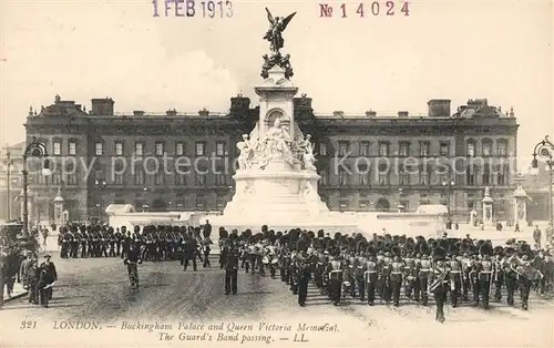 AK / Ansichtskarte London Buckingham Palace Queen Victoria Memorial Royal Guards Band passing Kat. City of London